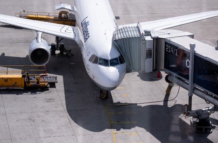 Lufthansa expects positive quarter despite airport chaos