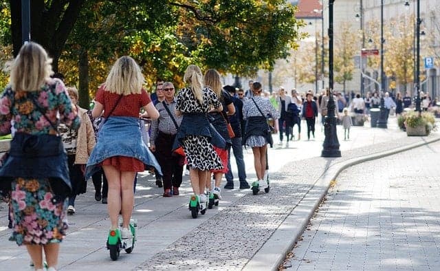 Is it legal for e-scooter users to ride on the pavement in Spain?