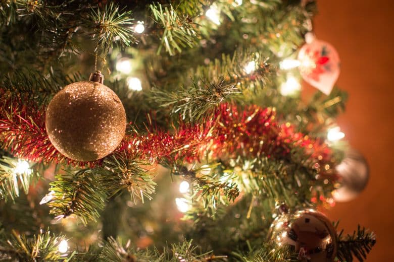 How do Norwegians decorate their Christmas trees?