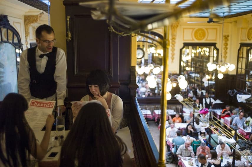 Reader question: Do I really need to reserve before going to a restaurant in France?