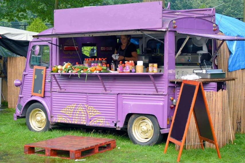 What are the rules for setting up a food truck in Spain?