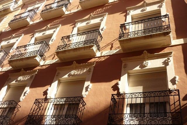 Why do many Spanish apartments not have balconies?