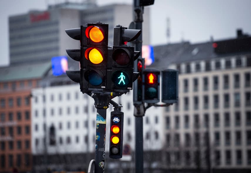 Danish police campaign to target drivers and cyclists who run red lights