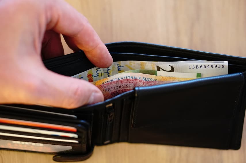 Reader question: Can I pay my Swiss bills in cash?