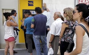 Europe's tourists urged to take cash to Greece