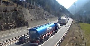 Queues build at Gotthard as Easter approaches