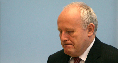 Saxony’s premier Milbradt resigns