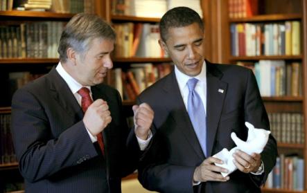 He also met with Berlin Mayor Klaus Wowereit, who presented Obama with a porcelain model of the city's bear mascot.Photo: DPA