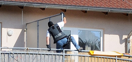 Knife-wielding German prisoner takes woman hostage for beer