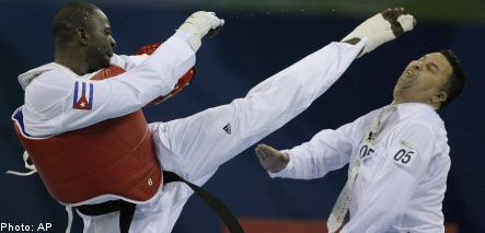 Swedish taekwondo ref kicked in the head