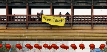 China releases Tibetan-German protestor after Olympics