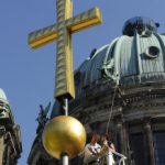 Berlin Cathedral gets new golden cross