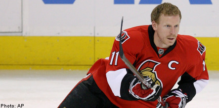 Swedish hockey star Alfredsson to remain in Ottawa