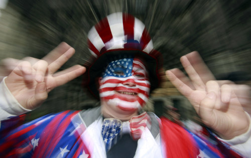 "Uncle Sam" gives the victory sign in front of the Cologne cathedral.Photo: DPA