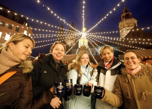 Glühwein:<br>Hot mulled wine, a popular Christmas market drink that keeps guests warm.Photo: DPA