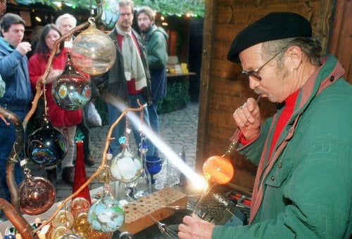 Glasbläser:<br>A glassblower. These craftsman often have kiosks where they take special requests for ornaments made on site. Photo: DPA