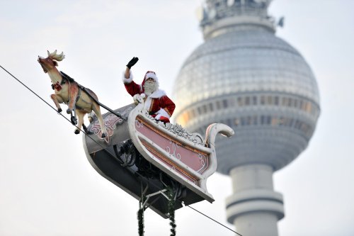 Weihnachtsmann:<br>Santa Claus, St. Nick, Father Christmas or whatever you like to call him. Here he flies by the TV tower in Berlin.Photo: DPA