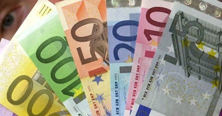 Woman discovers €50,000 cash in changing room