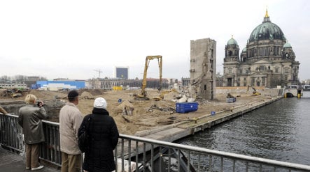 East Germans reject palace reconstruction in Berlin