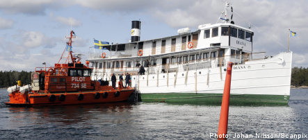 Göta Canal passenger boat runs aground
