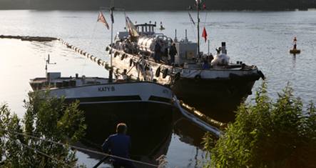 Freighter sinks in Hamburg port