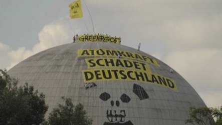 Greenpeace occupies Unterweser nuke plant