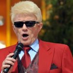 Schlager star Heino has to remove shades for ID photo