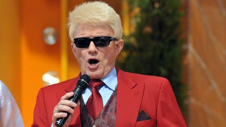 Schlager star Heino has to remove shades for ID photo