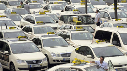 Taxi drivers to blockade Berlin airport Monday