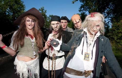 Artists dress up as zombie pirates for their performance.Photo: DPA