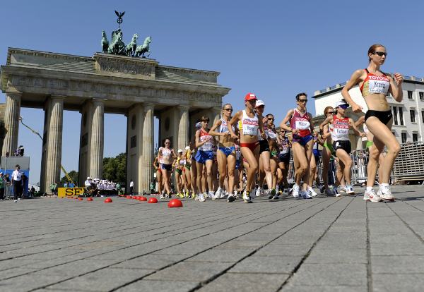 Athletes compete in front of the Brandenburg Gate in the 20km walk at the 12th IAAF World Championships in Athletics in Berlin.Photo: DPA