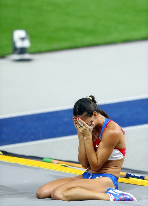 Olympic champion Yelena Isinbayeva holds her head in her hands after failing to clear any height at the pole vault finals of the World Athletics Championships in Berlin, Germany on 17 August 2009.Photo: DPA