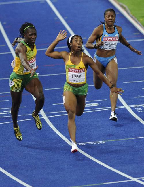 Shelly-Ann Fraser (C) of Jamaica wins the 100m final at the 12th IAAF World Championships in Athletics, Berlin, Germany, 17 August 2009. At left is fellow Jamaican Kerron Stewart who placed second. At right Debbie Ferguson-McKenzie of Bahamas. Photo: Photo: DPA