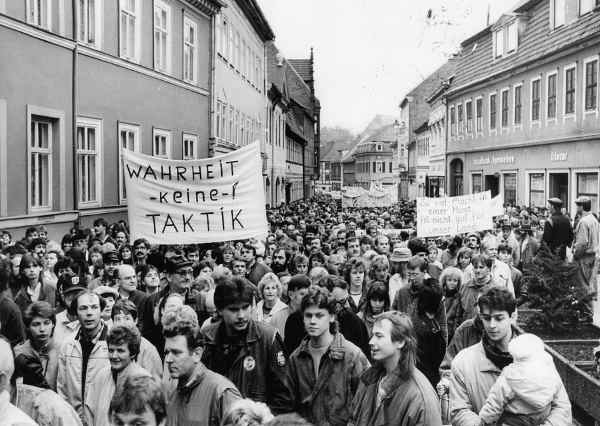 A major demonstration on Steinweg. Suhl, November 4, 1989.Photo: Siegfried Geißler