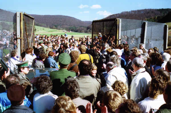 The opening of the borders. Wendehausen, November 18, 1989.Photo: Hans-Joachim Tuttaß
