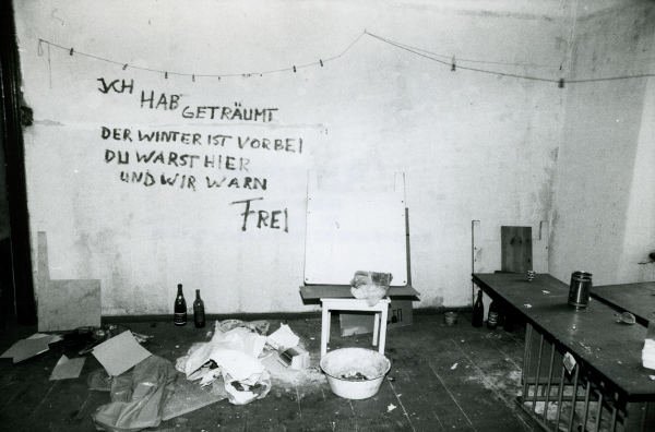 The resident who abondoned this apartment left a note on the wall in this building that was torn down on Lychener Straße. He wrote "I dreamed the winter was over you were here and we were free". Berlin-Prenzlauer Berg, März 1989. Photo: Merit Schambach