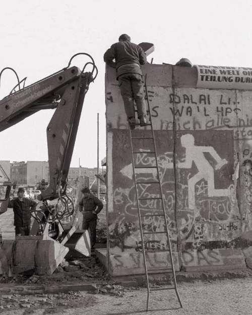 The wall that ran through Potsdamer Platz is torn down. Berlin, November 12, 1989Photo: Dietmar Bührer