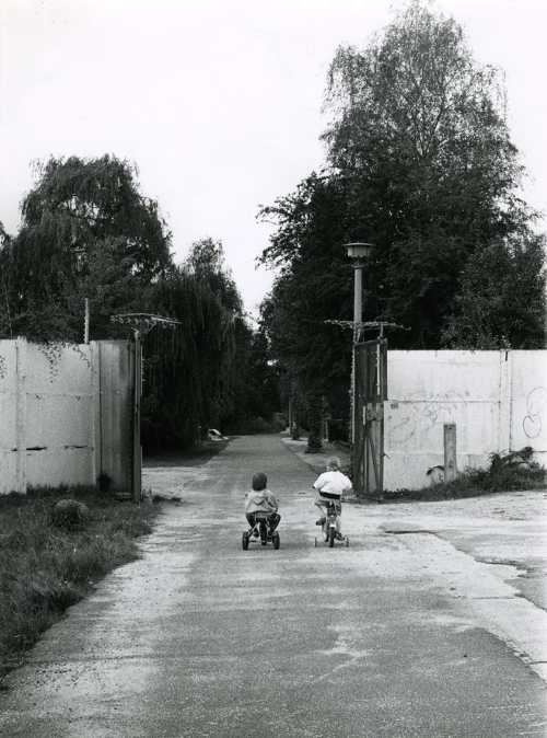 An opening in the wall between Berlin-Zehlendorf and Kleinmachnow. Berlin, Summer 1990. Photo: Mary Joy Knothe