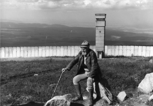 A man takes a rest in front of a border watch tower in Thuringia. Brocken, September 1990.Photo: Bernd Schmidt