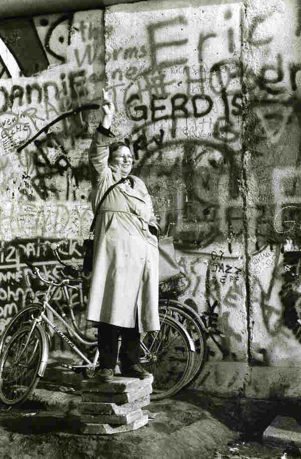 "Miss Liberty" at the Berlin Wall. Potsdamer-Platz, Berlin, November 11, 1989.Photo: Merit Schambach