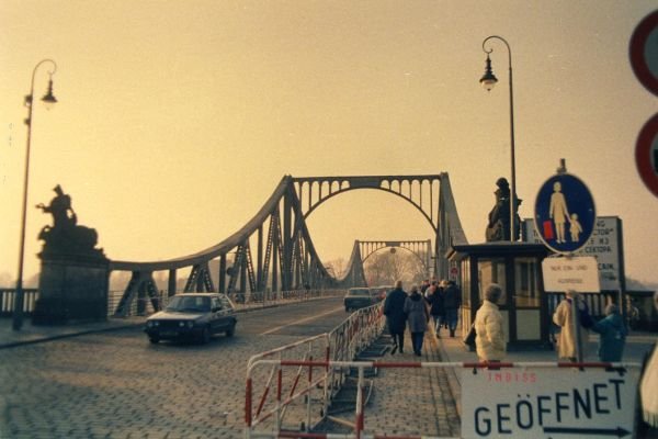 After the opening of the borders, a sign on this bridge reads "open". Potsdam, Glienicke Brücke, February 1990.Photo: Gunnar Häberer