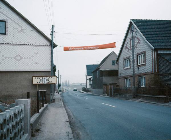 A sign reading "we come together" marks reunification on the East German F6 highway. Sachsen, August 1990.Photo: Cordia Schlegelmilch