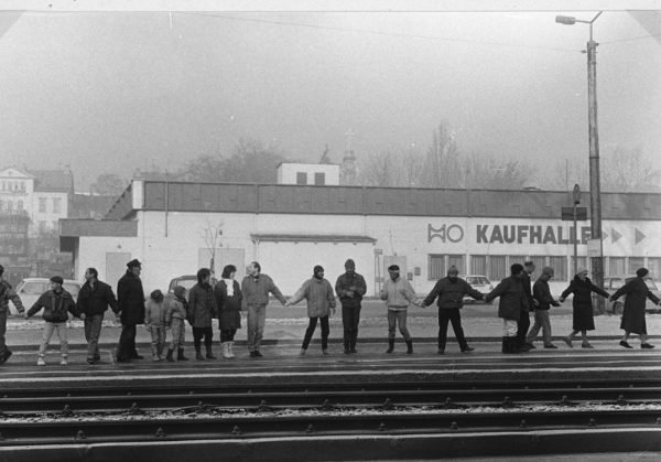 Hundreds of thousands of citizens create a human chain across East Germany. Gotha, December 3, 1989.Photo: Museum für Regionalgeschichte und Volkskunde Gotha, bequested by Ernst Prause