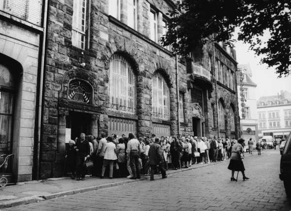 A queue forms as accounts are changed over. Gotha, June 3, 1990.Photo: Museum für Regionalgeschichte und Volkskunde Gotha, bequested by Ernst Prause