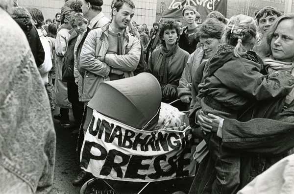 The sign reads "independent press". Karl-Liebknecht-Straße, Berlin, November 4, 1989.Photo: Jürgen Nagel
