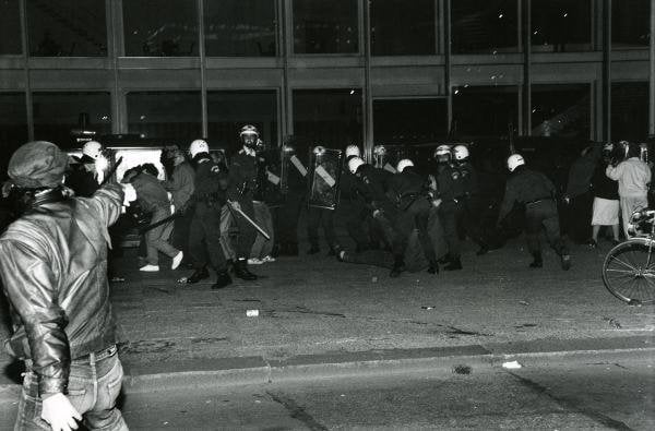 Police with batons on the day of German reunification. Alexanderplatz, Berlin, October 3, 1990.Photo: Merit Schambach