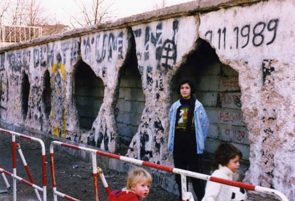 At the Berlin wall. Berlin, January 1990.Photo: Jürgen Lottenburger