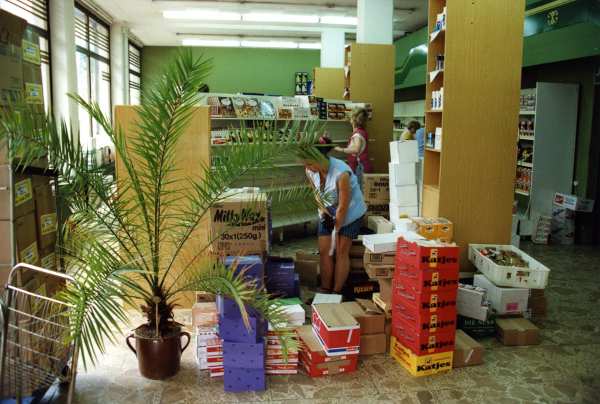 Aisles are filled with western goods. Leinefelde, July 1, 1990. Photo: Bernd Schmidt