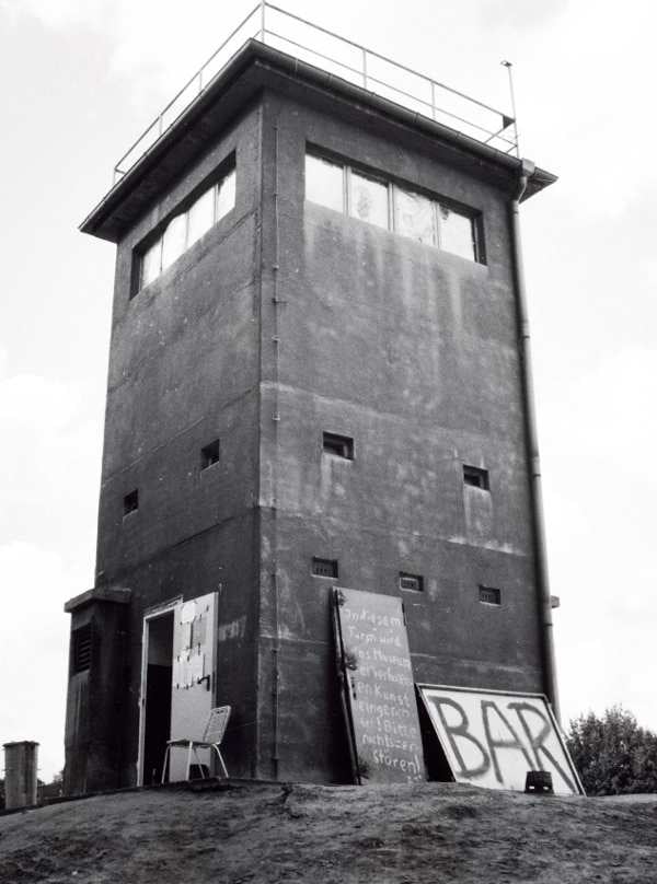 This abandoned tower on the old border is used as a gallery for "forbidden" art. Schlesischen Busch, East Berlin, September 1990. Photo: Gabriele Greaney