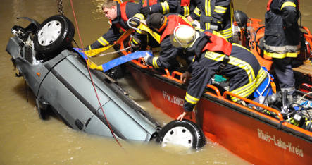 Car floating in Weser river reveals murder-suicide drama